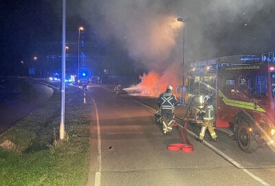 Mercedes fängt Feuer während der Fahrt: C-Klasse völlig ausgebrannt -  Am Freitagabend kam es gegen 22.15 Uhr auf der Wurgwitzer Landstraße in Kesseldorf zu einem PKW-Brand. Foto: Roland Halkasch