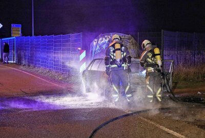 Mercedes fängt Feuer während der Fahrt: C-Klasse völlig ausgebrannt - Die Menschen im Auto konnte den Kombi noch am Straßenrand abstellen und das brennende Fahrzeug unverletzt verlassen. Foto: Roland Halkasch