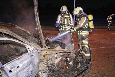 Mercedes fängt Feuer während der Fahrt: C-Klasse völlig ausgebrannt - Die Menschen im Auto konnte den Kombi noch am Straßenrand abstellen und das brennende Fahrzeug unverletzt verlassen. Foto: Roland Halkasch