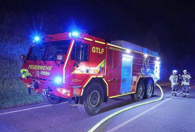 Mercedes fängt Feuer während der Fahrt: C-Klasse völlig ausgebrannt - Als die Freiwillige Feuerwehr Wilsdruff eintraf, stand das Auto lichterloh in Flammen. Mit einem Strahlrohr löschten die Feuerwehrleute den Brand. Foto: Roland Halkasch