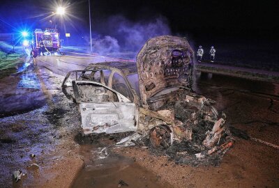 Mercedes fängt Feuer während der Fahrt: C-Klasse völlig ausgebrannt - Der Mercedes brannte vollständig aus. Foto: Roland Halkasch