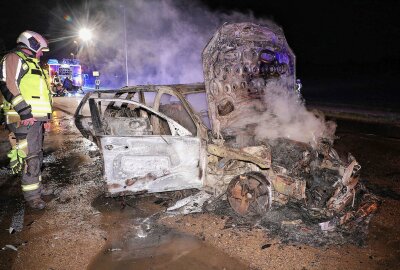 Mercedes fängt Feuer während der Fahrt: C-Klasse völlig ausgebrannt - Der Mercedes brannte vollständig aus. Foto: Roland Halkasch