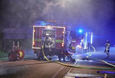 Mercedes fängt Feuer während der Fahrt: C-Klasse völlig ausgebrannt - Die Wurgwitzer Landstraße war wegen des Einsatzes gesperrt. Die Polizei ermittelt zur Brandursache. Foto: Roland Halkasch