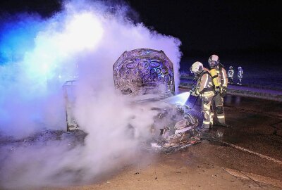 Mercedes fängt Feuer während der Fahrt: C-Klasse völlig ausgebrannt - Die Wurgwitzer Landstraße war wegen des Einsatzes gesperrt. Die Polizei ermittelt zur Brandursache. Foto: Roland Halkasch