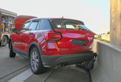 Mercedes-Fahrer kracht in Audi: Zwei Verletzte nach Crash - Unfallursache unklar: Audi prallt gegen Mittelleitplanket. Foto: EHL Media