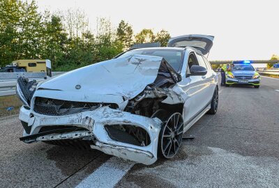 Mercedes-Fahrer kracht in Audi: Zwei Verletzte nach Crash - Verletzte bei Autobahnunfall in Nossen: Fahrer werden ins Krankenhaus gebracht. Foto: EHL Media