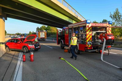 Mercedes-Fahrer kracht in Audi: Zwei Verletzte nach Crash - Unfallursache unklar: Audi prallt gegen Mittelleitplanket. Foto: EHL Media