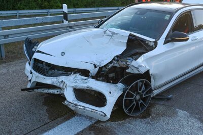 Mercedes-Fahrer kracht in Audi: Zwei Verletzte nach Crash - Unfallursache unklar: Audi prallt gegen Mittelleitplanket. Foto: EHL Media