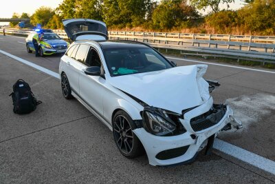 Mercedes-Fahrer kracht in Audi: Zwei Verletzte nach Crash - Unfallursache unklar: Audi prallt gegen Mittelleitplanket. Foto: EHL Media