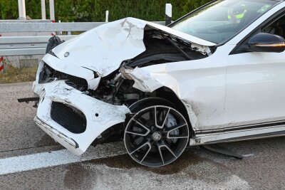 Mercedes-Fahrer kracht in Audi: Zwei Verletzte nach Crash - Unfallursache unklar: Audi prallt gegen Mittelleitplanket. Foto: EHL Media