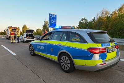 Mercedes-Fahrer kracht in Audi: Zwei Verletzte nach Crash - Unfallursache unklar: Audi prallt gegen Mittelleitplanket. Foto: EHL Media