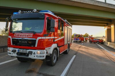 Mercedes-Fahrer kracht in Audi: Zwei Verletzte nach Crash - Unfallursache unklar: Audi prallt gegen Mittelleitplanket. Foto: EHL Media