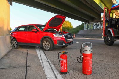 Mercedes-Fahrer kracht in Audi: Zwei Verletzte nach Crash - Unfallursache unklar: Audi prallt gegen Mittelleitplanket. Foto: EHL Media