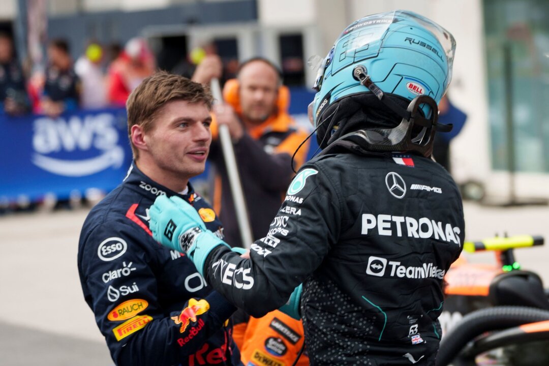Mercedes nach Pole Position demütig: Respekt vor Verstappen - Weltmeister Max Verstappen (l) gratuliert Mercedes-Pilot George Russell zur Pole Position.