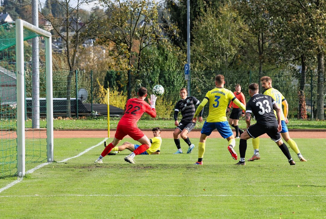 Merkur Oelsnitz ausgeschieden, VfB Auerbach steht im Sachsenpokal-Achtelfinale - Fabian Vogel (FV Dresden Laubegast, 22) pariert den Schuss von Max Hertel (SV Merkur Oelsnitz, 7). Foto: Johannes Schmidt