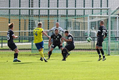 Merkur Oelsnitz ausgeschieden, VfB Auerbach steht im Sachsenpokal-Achtelfinale - Tommy Klotke (FV Dresden Laubegast, 14) erzielt in dieser Szene die 1:0-Führung für Laubegast. Die Oelsnitzer, von rechts, Jakob Strobel, Andreas Knoll, Alexander Hartung, Toni Lohse, Manolo Pieschel sind machtlos. Foto: Johannes Schmidt