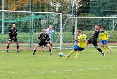 Merkur Oelsnitz ausgeschieden, VfB Auerbach steht im Sachsenpokal-Achtelfinale - Colin Müller (FV Dresden Laubegast, 19) erzielt in dieser Szene das 2:0. Jakob Strobel (SV Merkur Oelsnitz, rechts in schwarz) kommt zu spät. Foto: Johannes Schmidt