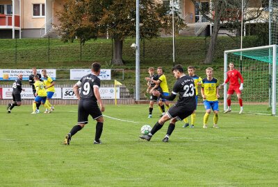 Merkur Oelsnitz ausgeschieden, VfB Auerbach steht im Sachsenpokal-Achtelfinale - Dustin Wittig (SV Merkur Oelsnitz, 23) führt hier einen Freistoß aus, links zu sehen ist Andreas Knoll (SV Merkur Oelsnitz, 9). Foto: Johannes Schmidt