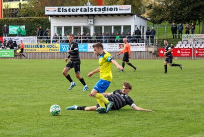 Merkur Oelsnitz ausgeschieden, VfB Auerbach steht im Sachsenpokal-Achtelfinale - Manolo Pieschel (SV Merkur Oelsnitz, am Boden) im Duell mit Philipp Wappler (FV Dresden Laubegast, 16). Foto: Johannes Schmidt