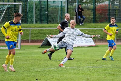 Merkur Oelsnitz ausgeschieden, VfB Auerbach steht im Sachsenpokal-Achtelfinale - Toni Lohse (SV Merkur Oelsnitz, in weiß) bringt den Ball wieder in das Spiel. Foto: Johannes Schmidt