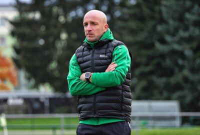 Merkur Oelsnitz ausgeschieden, VfB Auerbach steht im Sachsenpokal-Achtelfinale - Denny Buschner (Co-Trainer SV Merkur Oelsnitz) am Spielfeldrand. Foto: Johannes Schmidt