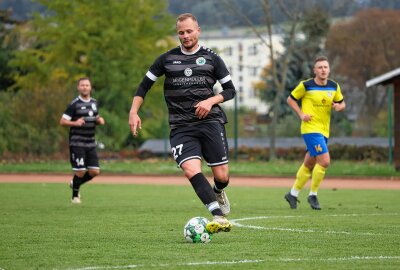 Merkur Oelsnitz ausgeschieden, VfB Auerbach steht im Sachsenpokal-Achtelfinale - Jakob Strobel (SV Merkur Oelsnitz, 27) in Aktion. Foto: Johannes Schmidt