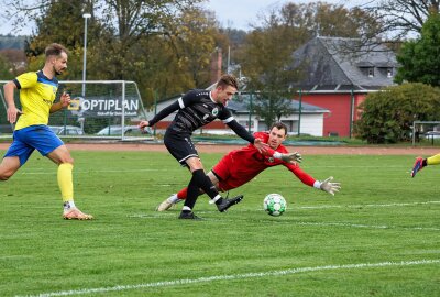 Merkur Oelsnitz ausgeschieden, VfB Auerbach steht im Sachsenpokal-Achtelfinale - Felix Niemann (SV Merkur Oelsnitz, 3) erzielt in dieser Szene den Ehrentreffer, Der Dresdner Torwart Fabian Vogel (FV Dresden Laubegast, in rot) kommt nicht mehr ran. Foto: Johannes Schmidt