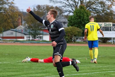 Merkur Oelsnitz ausgeschieden, VfB Auerbach steht im Sachsenpokal-Achtelfinale - Felix Niemann (SV Merkur Oelsnitz, 3) freut sich über seinen Ehrentreffer und bedankt sich bei seinem Vorlagengeber. Foto: Johannes Schmidt