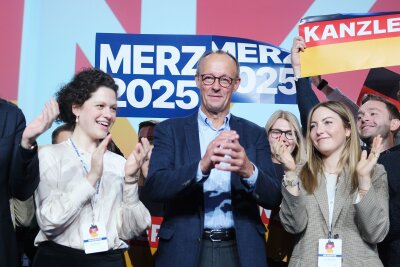 Merz will Scholz mit Rentenzusage Wind aus den Segeln nehmen - Friedrich Merz stimmt den Unionsnachwuchs auf den Bundestagswahlkampf ein - mit einer Kampfansage an die SPD. Die Grünen kommen in seiner Rede kaum vor. Die Junge Union feiert ihn schon als Kanzler.