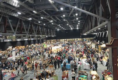 Messe wird zum Shopping-Mekka - Am Sonntag findet in der Chemnitzer Messe der Ladyfashion- und Hosenscheißer-Flohmarkt statt. Foto: Steffi Hofmann