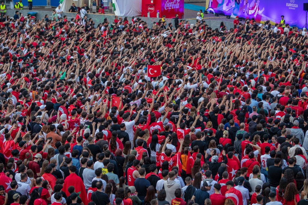 Messerangriff in Fanzone - Anklage wegen versuchten Mordes - Gegen einen Mann ist Anklage wegen versuchten Mordes erhoben worden, weil er Menschen mit türkischen Fan-Utensilien mit einem Messer verletzt haben soll. (Archivfoto) 