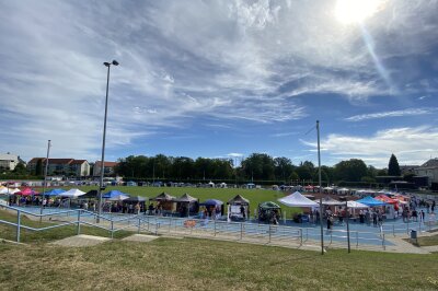 Messerückblick: "Schule macht Betrieb" in Mittweida erfolgreich - Doch dieses Jahr war alles etwas anders. Kurz vor der Veranstaltung wurde eine Havarie in der Sporthalle bekanntgegeben, weshalb die Halle nicht genutzt werden konnte.