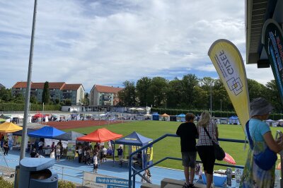 Messerückblick: "Schule macht Betrieb" in Mittweida erfolgreich - Innerhalb von 30 Stunden wurde die Messe kurzerhand in ein spontanes Open-Air-Event im Stadion von Mittweida verlegt