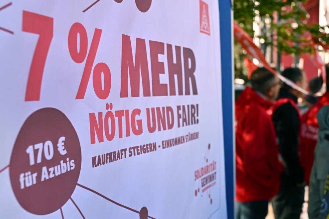 Metall- und Elektroindustrie: Arbeitgeber legen Angebot vor - Die Gewerkschaft IG Metall fordert 7 Prozent mehr Lohn und eine Anhebung der Ausbildungsvergütungen um 170 Euro (Archivbild).