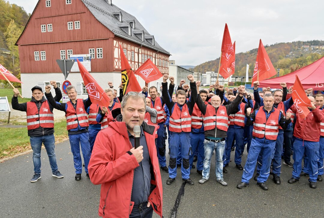 Metall- und Elektroindustrie: Mehrere Warnsteiks in Südwestsachsen - Beschäftigte des Auerhammer Metallwerks in Aue haben ihre Arbeit niedergelegt, um der Forderung nach mehr Lohn, Nachdruck zu verleihen. Vorn im Bild Thomas Knabel, Erster Bevollmächtigter der IG Metall in Zwickau. Foto: Ralf Wendland