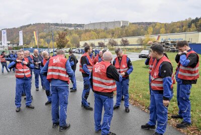 Metall- und Elektroindustrie: Mehrere Warnsteiks in Südwestsachsen - Beschäftigte des Auerhammer Metallwerks in Aue haben ihre Arbeit niedergelegt, um der Forderung nach mehr Lohn, Nachdruck zu verleihen. Foto: Ralf Wendland