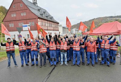 Metall- und Elektroindustrie: Mehrere Warnsteiks in Südwestsachsen - Beschäftigte des Auerhammer Metallwerks in Aue haben ihre Arbeit niedergelegt, um der Forderung nach mehr Lohn, Nachdruck zu verleihen. Foto: Ralf Wendland