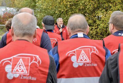 Metall- und Elektroindustrie: Mehrere Warnsteiks in Südwestsachsen - Beschäftigte des Auerhammer Metallwerks in Aue haben ihre Arbeit niedergelegt, um der Forderung nach mehr Lohn, Nachdruck zu verleihen. Foto: Ralf Wendland