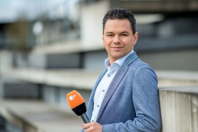 Metereologe Özden Terli: "Man muss alles elektrifizieren, das ist das Effizienteste" - Vor seinem Wechsel zum ZDF war der studierte Meteorologe Özden Terli von 2007 bis 2013 für wetter.com als Moderator und Redakteur im Einsatz. Seine externe Diplomarbeit am Alfred-Wegener-Institut (AWI) für Polar- und Meeresforschung befasste sich mit dem Thema "Atmosphärischer Transport von Saharastaub über dem Atlantik - Lidarbeobachtungen an Bord des Forschungsschiffes Polarstern".