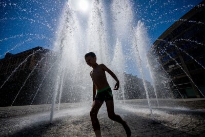 Metereologe Özden Terli: "Man muss alles elektrifizieren, das ist das Effizienteste" - 19 Juli in Frankfurt am Main: Bei Temperaturen um die 40 Grad ist jede Form der Abkühlung willkommen. Was hatten die jüngsten Hitzewellen zu bedeuten - und welche Folgen könnten sie haben?