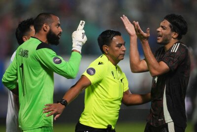 Mexikos Nationaltrainer bei Partie in Honduras verletzt - Honduras gewann das hitzige Spiel gegen Mexiko mit 2:0.