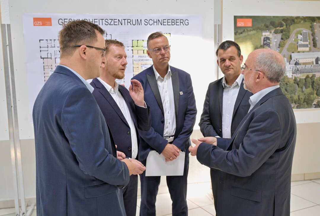 Michael Kretschmer zu Gast im Schneeberger Gesundheitszentrum - Ministerpräsident Michael Kretschmer (2.v.li.) im Gespräch mit dem CDU-Landtagsabgeordneten Eric Dietrich, Bürgermeister Ingo Seifert, Dr. Jan Ernstberger, Medizinischer Geschäftsführer der Poliklinik Chemnitz und Peter Stimpel (v.li.). Foto: Ralf Wendland