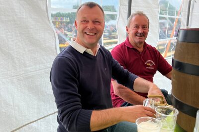 Milder Wettergott, ein Hauch von Roland Kaiser und mehr - Bürgermeister Andreas Graf sowie Frank Seidler vom Feuerwehrförderverein beim Fassbieranstich am Freitagabend.