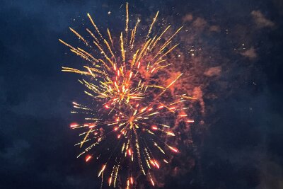 Milder Wettergott, ein Hauch von Roland Kaiser und mehr - Ein Feuerwerk erstrahlte am Samstagabend über dem Festplatz.