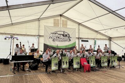 Milder Wettergott, ein Hauch von Roland Kaiser und mehr - Das Brass- und Swing Orchester Ottendorf füllte am Sonntagvormittag das Festzelt.