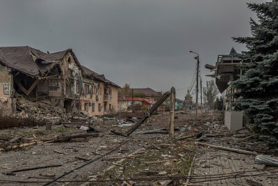 Militärbeobachter: Russen rücken in der Ukraine weiter vor - In der Frontausbuchtung um die von einer Einschließung bedrohten und stark zerstörten Kleinstadt Kurachowe im Donezker Gebiet erzielten die russischen Truppen ukrainischen Militärbeobachtern zufolge weiter Geländegewinne. (Archivbild)