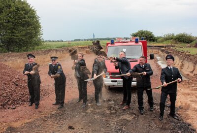 Millioneninvestition: Lauenhainer Feuerwehr bekommt neues Gerätehaus - Beim symbolischen Ersten Spatenstich: Ortswehrleiter Henry Schöne, Wehrleiter René Schröter, OB Ralf Schreiber, Christian Kreuz vom IB Kreuz, Steffen Kräher vom Landratsamt Mittelsachsen, Gerd Irmscher vom Kreisfeuerwehrverband und Ortsvorsteher Frank Poschmann (v.l.). Foto: Nancy Wagner/Stadt Mittweida 