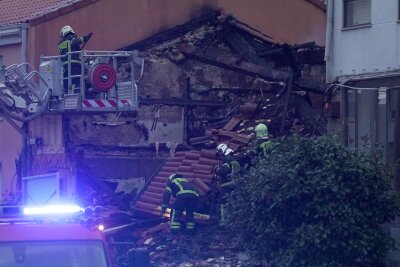 Mindestens drei Tote bei Wohnhaus-Einsturz in Spanien - Noch Stunden nach dem Einsturz wurde in den Trümmern nach Opfern gesucht.