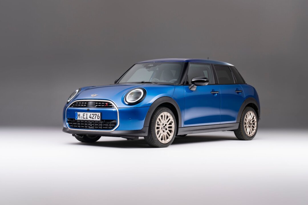 Mini Cooper kommt auch wieder als Fünftürer - Der Mini wächst: Die britische BMW-Tochter bringt die neue Generation des Cooper auch wieder als Fünftürer auf den Markt.