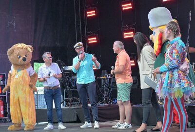 Mischung aus Tanz, Musik, Show und Akrobotik: So lief das Filzteichfest in Schneeberg - Im Rahmen des Filzteichfestes ist die diesjährige Bürgermeisterwette bekanntgegeben worden. Bürgermeister Ingo Seifert (3.vli.) wird von Jörg Sämann (4.vli.) herausgefordert. Foto: Ralf Wendland